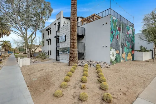 Bar, restaurants, and attractions all nearby!