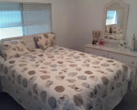 Renovated,clean,comfortable,trailer on canal with Lake Okeechobee access. 오키초비 호텔