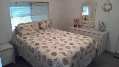 Renovated,clean,comfortable,trailer on canal with Lake Okeechobee access. 칠드런스 플레이그라운드 앤드 커뮤니티 풀 주변 호텔