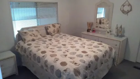 Renovated,clean,comfortable,trailer on canal with Lake Okeechobee access.