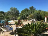 Little paradise, close to Arles, Provence, spacious terrace and pool