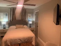 The Chic Getaway: 2BD/1BA Q Beds w/ Smart TVs