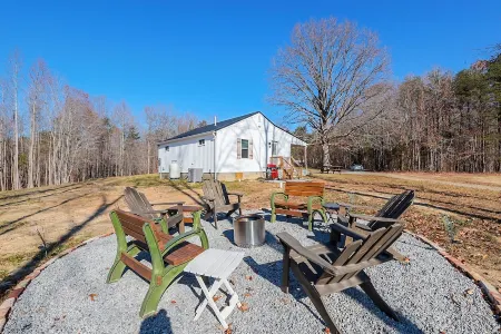 Enchanting 2 Bedroom Cottage, The Fox Den, 258 Acres, Farmville, VA Отели в г. Принс-Эдвард