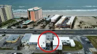 Beachfront Ocean View Suite - Steps From The Beach - Daytona Beach Shores, FL Connie's Bookshelf附近的飯店