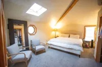 Cheerful 3-bedroom cabin with mountain view