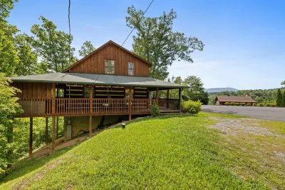 Boho Chic Cabin: Hot Tub - Mountain Views - Free Early Checkin - Prime Location