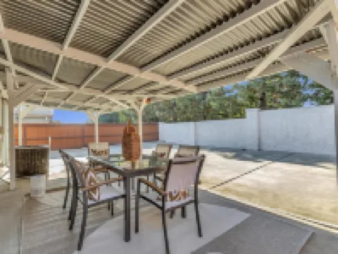 Charming 3-bedroom home, popular Broadstone area, walk to shops & park, WiFi, AC Hoteles en Folsom