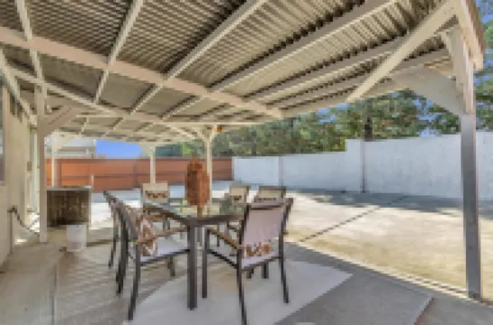 Charming 3-bedroom home, popular Broadstone area, walk to shops & park, WiFi, AC