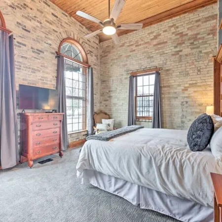 Beautiful Downtown Home - 2 Blks from Lake