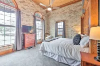 Beautiful Downtown Home - 2 Blks from Lake