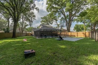 Tropical Luxury Escape with Backyard Oasis & Pool 레터스 레이크 공원 보드웍 앤드 네이쳐 트레일 옵셔베이션 타워 주변 호텔