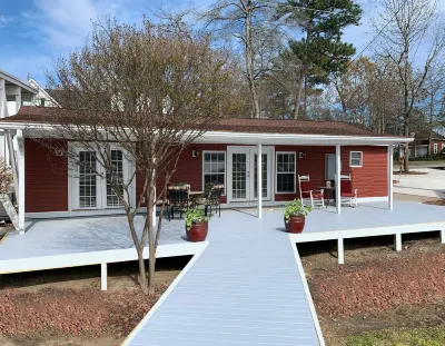 Island Trail's Sunset Cottage on Beautiful Lake Murray - Now with King Size bed! Hotels near Walmart Supercenter