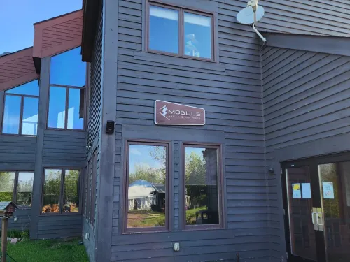 Ski-in/Ski-Out 6-Person Condo in Lutsen Mountains- Pool & Hot Tub