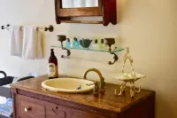 Romantic Ava Haus Cottage. 3 minutes to Main! See our other 4 Ava Haus rentals.