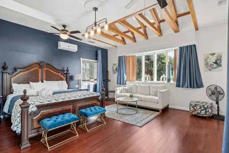 Castle, 2 Mstrs, Pvt Pickleball, Htd Pool/Spa, Mini-Golf, Fish, Dock, Ping Pong