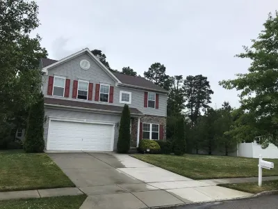 Large Modern Home with Yard, 4 Bedrooms, 2.5 Baths and 6 Beds Near Jersey Shore Hotels near Drift Day Spa