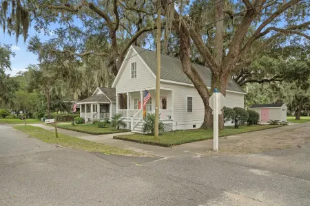 The Happy Place - Renovated + Walkable in the heart of Port Royal<br> Отели рядом с достопримечательностью «Парк Лайв Окс»