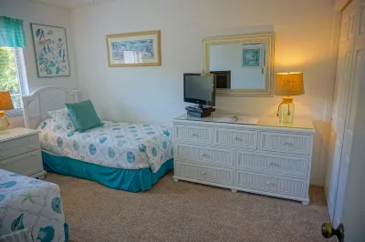 Tropical  2 Br/ 2 Ba, 77 Steps to Beach  Unit #304/ 20% Discount / Dogs Welcome!