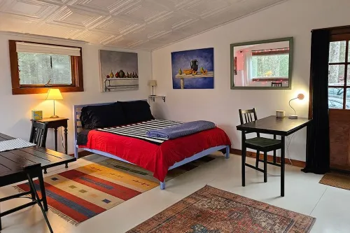 West Wing - a unique private space w/patio Hotels in Olive