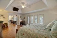 3 Bedroom Waterfront home with Pool and boat dock Hotels near Gramma's Attic