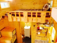 Moonshine Cabin tucked away on the Mountain,Great Location with private Hot Tub!