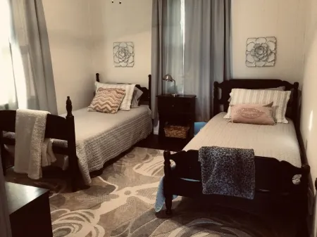 2 story house - 1 block from Clarion University / Penn West Clarion Отели в г. Кларион Каунти