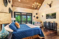 Private Falls-Hiking-View-King beds-Sauna-Pub-Chefs Kitchen-In Town & Private!