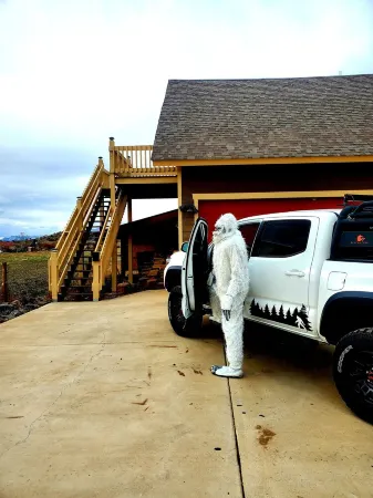 IceBerg Farms, even a Yeti can chill here!!!! Отели рядом с Rifle