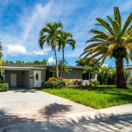 Grey Manor – Spacious 3Br/2BA Hallandale Home, Heated Pool & Smart Amenities Отели в г. Халландейл Бич