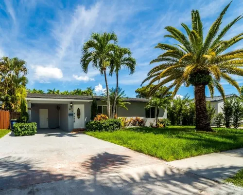Grey Manor – Spacious 3Br/2BA Hallandale Home, Heated Pool & Smart Amenities ハランデール・ビーチのホテル