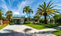 Grey Manor – Spacious 3Br/2BA Hallandale Home, Heated Pool & Smart Amenities