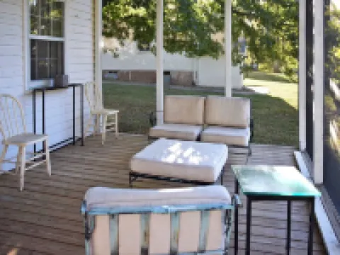 Cozy 1-bedroom house in historic Arrow Rock with WiFi, AC. Hotels in Saline County