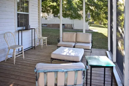 Cozy 1-bedroom house in historic Arrow Rock with WiFi, AC.