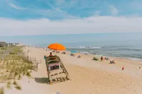 NEW BUILD, Modern coastal home. 10 min walk to beach and sound! Hotels in Kill Devil Hills