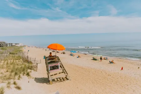 NEW BUILD, Modern coastal home. 10 min walk to beach and sound!