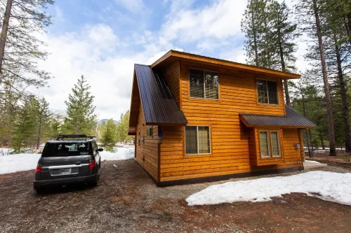 Mazama Mountain Hideaway is waiting to be your basecamp for fun! Now with A/C!