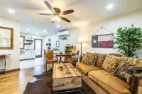 Lone Star Suite: Rustic Luxe, 2 King Beds, Fireplace, Full Kitchen, courtyard 德克薩斯理工大學附近的飯店