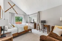 Spacious 2bd 2bth+den. Walk to slopes & Main St! Hotels in Warriors Mark