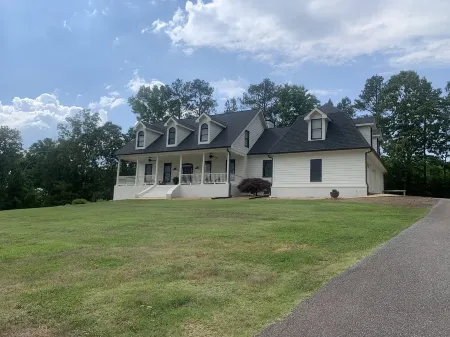 SOUTHERN LIVING! Newly renovated! Private with Mountain views-sleeps 16