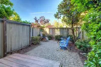 Third floor Condo with deck and stunning views of Lake Union Hotels in Eastlake