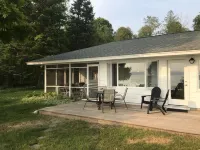 East Torch Lake cottage with beautiful sunsets! Hotels in Forest Home Township
