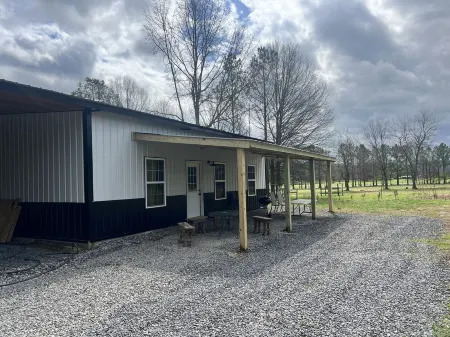 Spacious barndominium on scenic farmland. 5 miles from Guntersville boat ramp!