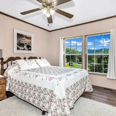 Private, cozy home - Handicapped Accessible no by- with great views