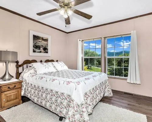 Private, cozy home - Handicapped Accessible no by- with great views Hotels in Fletcher