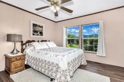 Private, cozy home - Handicapped Accessible no by- with great views