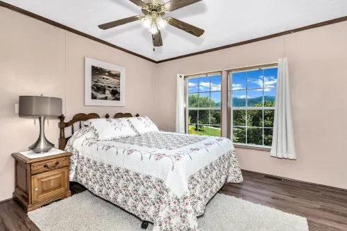 Private, cozy home - Handicapped Accessible no by- with great views