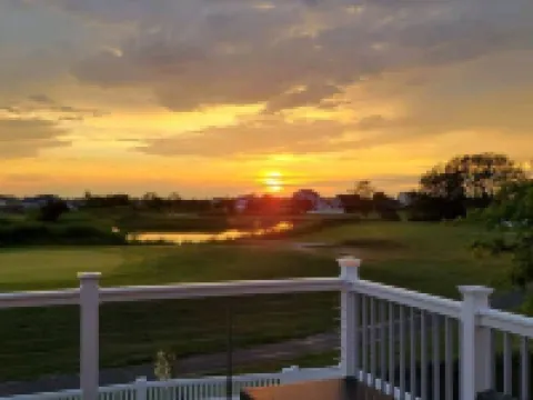 HOT TUB & Bicycles - Walking distance to the BEACH, bay, restaurants, & shopping