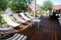 Cottage 6 to 8 people, House wood layout quality. Near lake Bcp of space