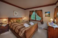 Amazing All-Season Private Lakefront Retreat! Hotels in Highland