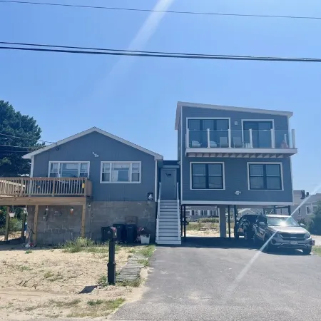 Cozy Costal Cottage ~ Prime Location ~ Just Seconds from Hills Beach!